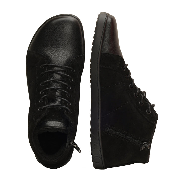 Bemutatjuk a ZAQQ QORE Mid Winter Black fűzős bokacsizmát, amely texturált bőrből készült, praktikus oldalsó cipzárral és strapabíró gumitalppal. Az egyik csizma felülről látható, míg a másik oldalnézetet kínál, hogy kiemelje egyedi kialakítását és bonyolult részleteit.