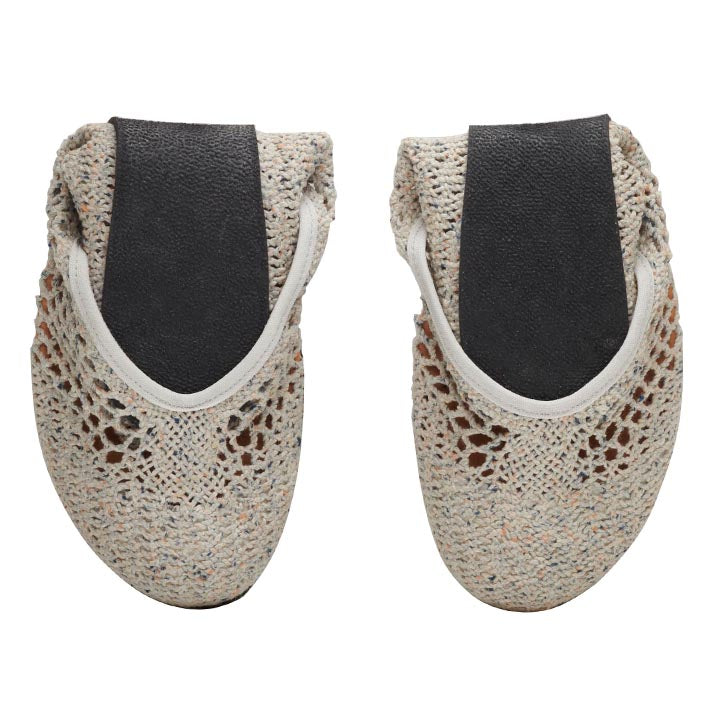 Csússzon bele a ZAQQ TWIST Taupe cipőbe, amely finom horgolt csipkedesignjával és puha fekete talpával a tökéletes mezítlábas balerina érzést nyújtja.
