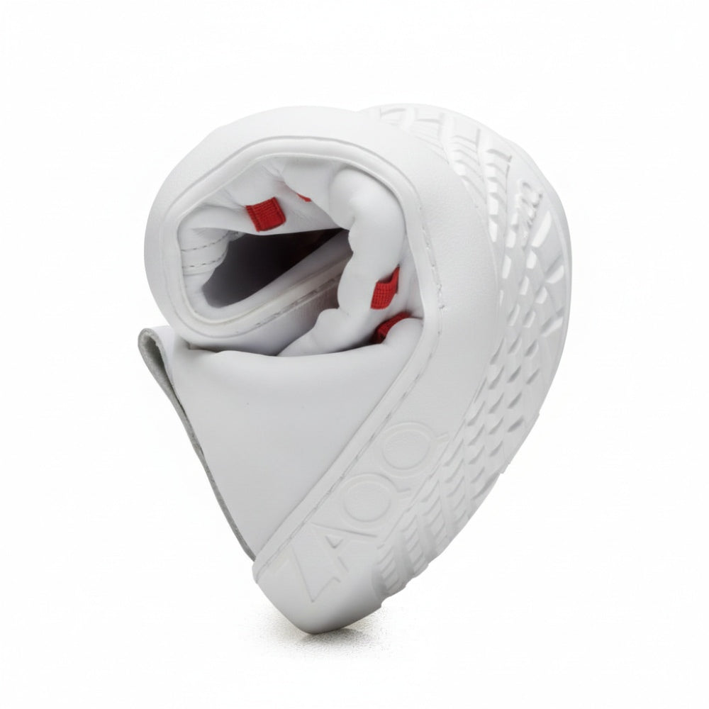 Der STRAQ White von ZAQQ ist in Herzform gebogen, was seine Flexibilität unterstreicht. Dieser graue Barfuß-Sneaker verfügt über eine markant gemusterte Sohle, weiße Details und rote Akzente im Inneren. Das Design zeigt stolz LAG auf der Außenseite und besteht aus luxuriösem Nappaleder.