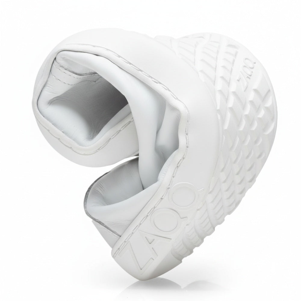 Der TAQQ Nappa White von ZAQQ ist ein weißer Barfußschuh, der mit komplizierten Web- und Mustermustern verziert und spiralförmig gedreht ist. Auf der Seite ist ZAO aufgedruckt und die Sohle besteht aus flexibler Kautschuksohle mit detailliertem geometrischem Design.