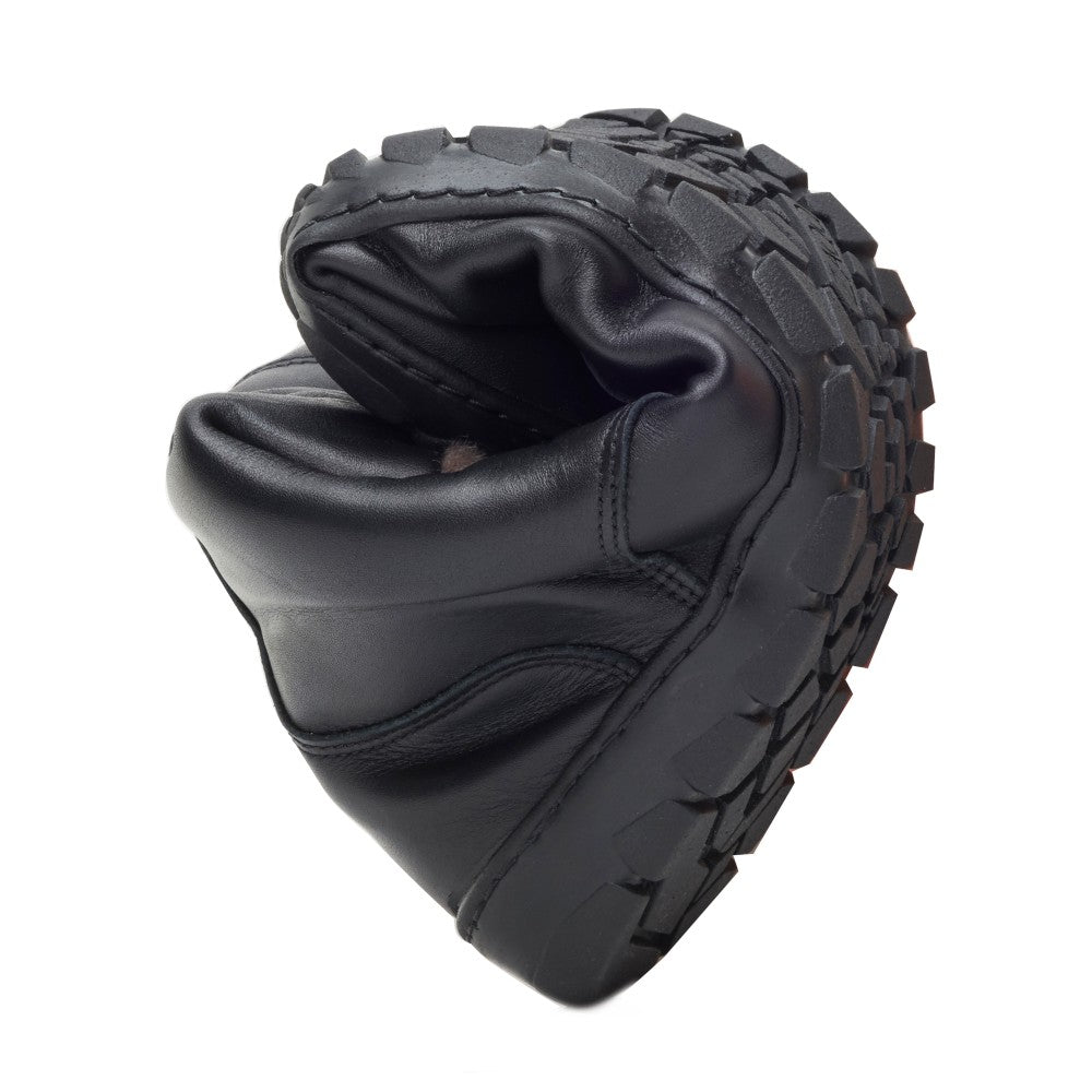 A ZAQQ QUINTIC Winter Waterproof Black fekete nappa bőrből készült, amely sima és enyhén fényvisszaverő hatású, egy olyan mezítlábas cipő, amely annyira rugalmas, hogy félbe lehet hajtani. Profilozott gumitalppal rendelkezik, befelé fordított sarkakkal, amelyek texturált fogásmintákat mutatnak, kiemelve mind a tartósságot, mind a hajlékonyságot.