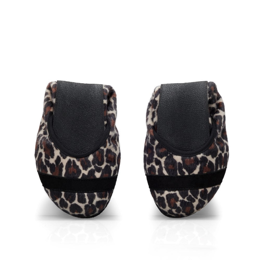Die faltbaren Ballerinas ZAQQ TWIST Leo bestechen durch ihr stylisches Animalprint-Design mit auffälligen schwarzen Zehenkappen. Die weiche Sohle sorgt für maximalen Komfort und einfachen Transport und macht diese Barfußballerina-Schuhe zur perfekten Kombination aus Mode und Funktionalität.
