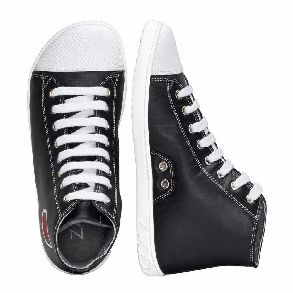 Egy pár stílusos fekete magas szárú ZAQQ CHUQQS sneaker fehér gumitalppal és cipőfűzővel. A bal cipő egyenesen áll, míg a jobb cipő oldalra fordítva fekszik, és egy elegáns logót mutat a sarok közelében.