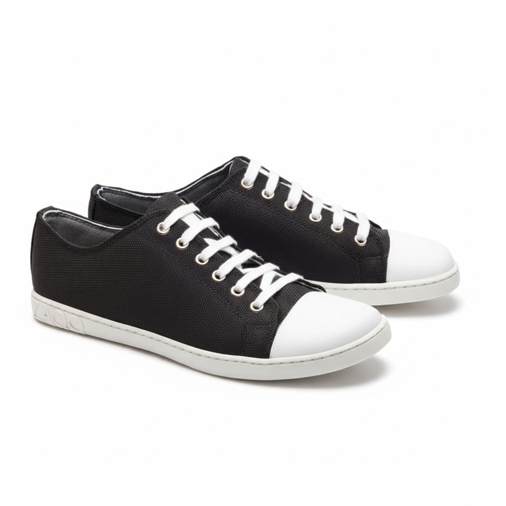 schwarzer Retro Sneaker aus Textil mit weißen Schnürsenkeln und weißer Zehenkappe