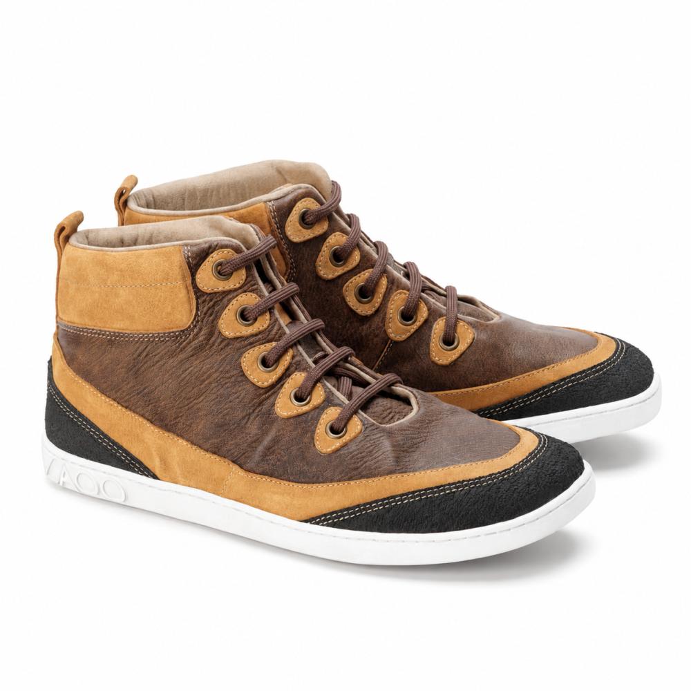 A ZAQQ CINQO Brown High-Top-Sneaker luxusos barna és világosbarna nappa bőr textúrával, fekete akcentusokkal a lábujjvédőn és a sarokrészen. Ezek a divatos cipők fehér talppal, barna cipőfűzőkkel és egy praktikus hátsó pánttal rendelkeznek a kényelmes viselés érdekében.