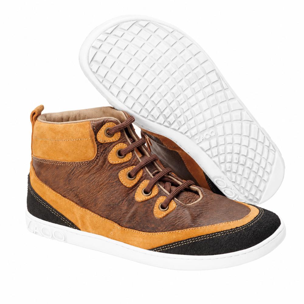 Egy pár divatos ZAQQ CINQO Brown High-Top-Sneaker barna és narancssárga árnyalatokkal, fekete akcentusokkal és fehér talppal, sima nappa bőrből. Az egyik cipő felállítva, míg a másik oldalra fektetve, kiemelve a struktúrált talpdesign-t, amely a mezítlábas cipő kényelmét képviseli.