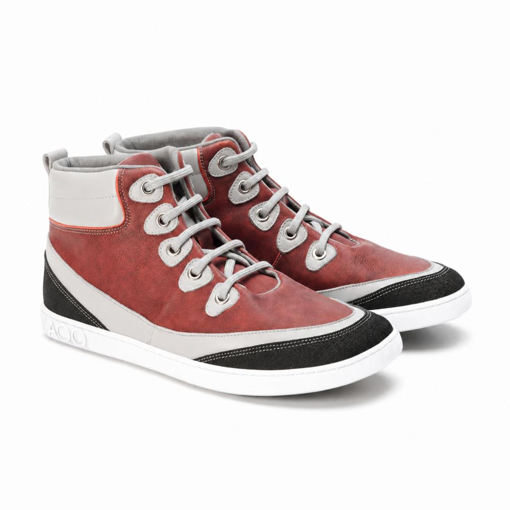 A ZAQQ CINQO Red High-Top-Sneaker sportos dizájnt mutat be piros és fehér betétekkel, amelyeket fekete, texturált akcentusok egészítenek ki. Ezek a cipők kényelmet nyújtanak fehér fűzőikkel, mintás talpukkal és látható varrásaikkal, amelyek a stílus és kényelem zökkenőmentes kombinációját biztosítják.