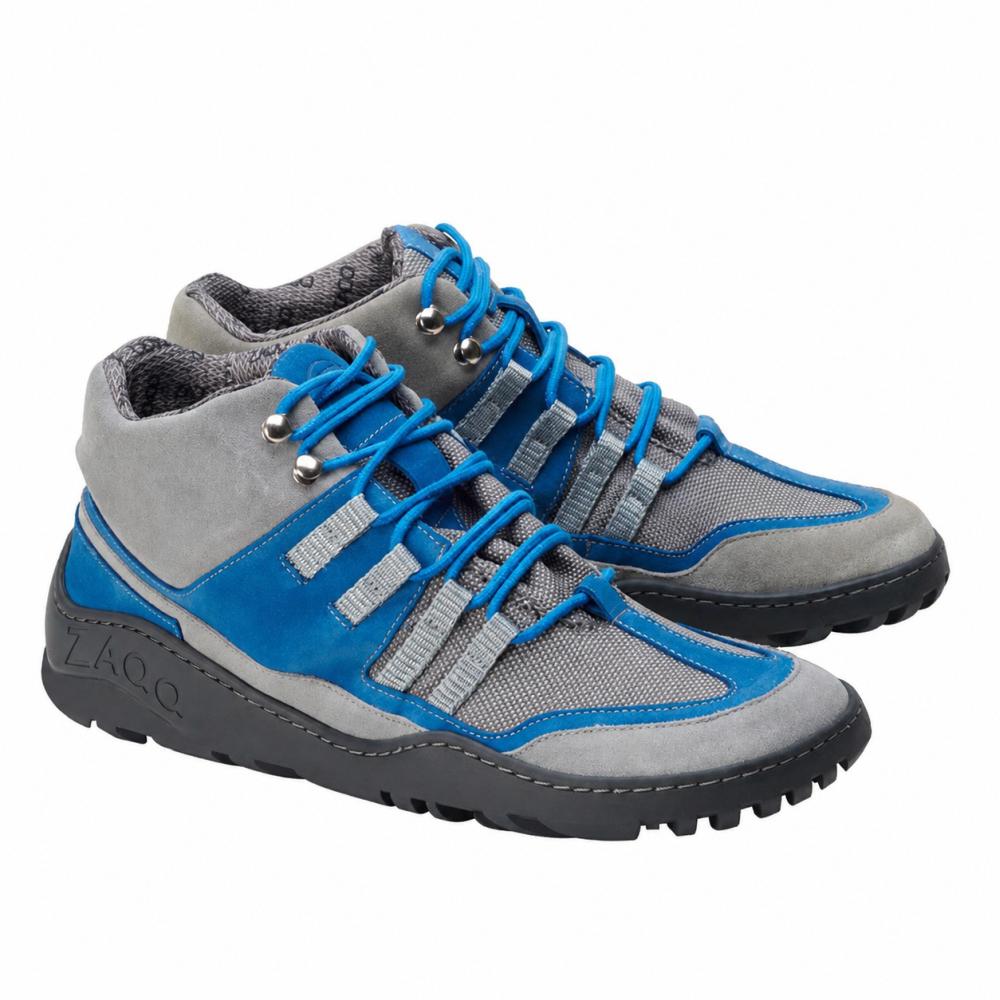 Bemutatjuk a ZAQQ ESQAPE Grey Blue Waterproof Sneakert, amely robusztus talppal és kék cipőfűzőkkel rendelkezik. Ezek a cipők háló és bőr kombinációjából készültek, sportos megjelenést és rendkívüli tartósságot kínálva. A vízálló belső membrán biztosítja, hogy lábai minden kaland során szárazak maradjanak.