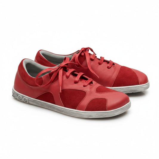 Die QAANAAQ Bordeaux-Sneaker von ZAQQ sind aus Nappa- und Veloursleder gefertigt und verfügen über eine weiße Zero-Drop-Gummisohle und passende rote Schnürsenkel.