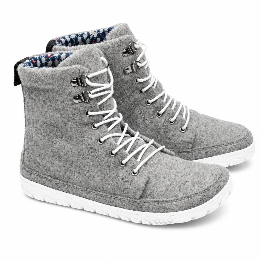 Bemutatjuk a ZAQQ QICE Grey modellt: egy stílusos, szürke színű, magas szárú filc sneaker fehér fűzőkkel és masszív fehér gumitalppal. Ezek a sneakerek kültéri talppal rendelkeznek a jobb tapadás érdekében, fém fűzőlyukakkal és egy strukturált mintával a külső talpon, ami ideálissá teszi őket minden kalandhoz.