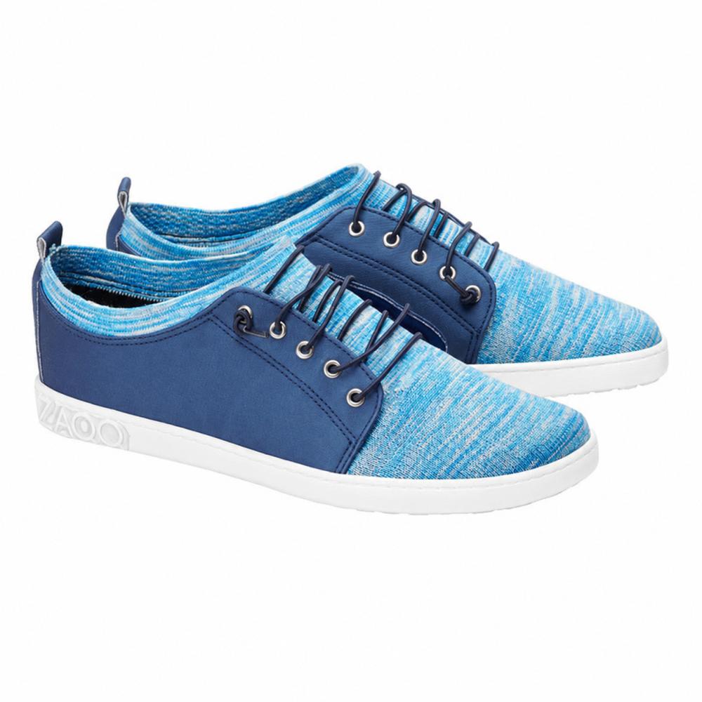 A QRIS Blue Sneaker ZAQQ-tól strukturált anyagból és sötétkék betétekkel készült, hogy egész napos légáteresztést biztosítson. Ezek a stílusos mezítlábas cipők fehér talppal és egyedi dizájnnal rendelkeznek, valamint sötétkék cipőfűzőkkel, amelyek fémes fűzőlyukakon vannak átfűzve, így ideálisak minden laza kiránduláshoz.