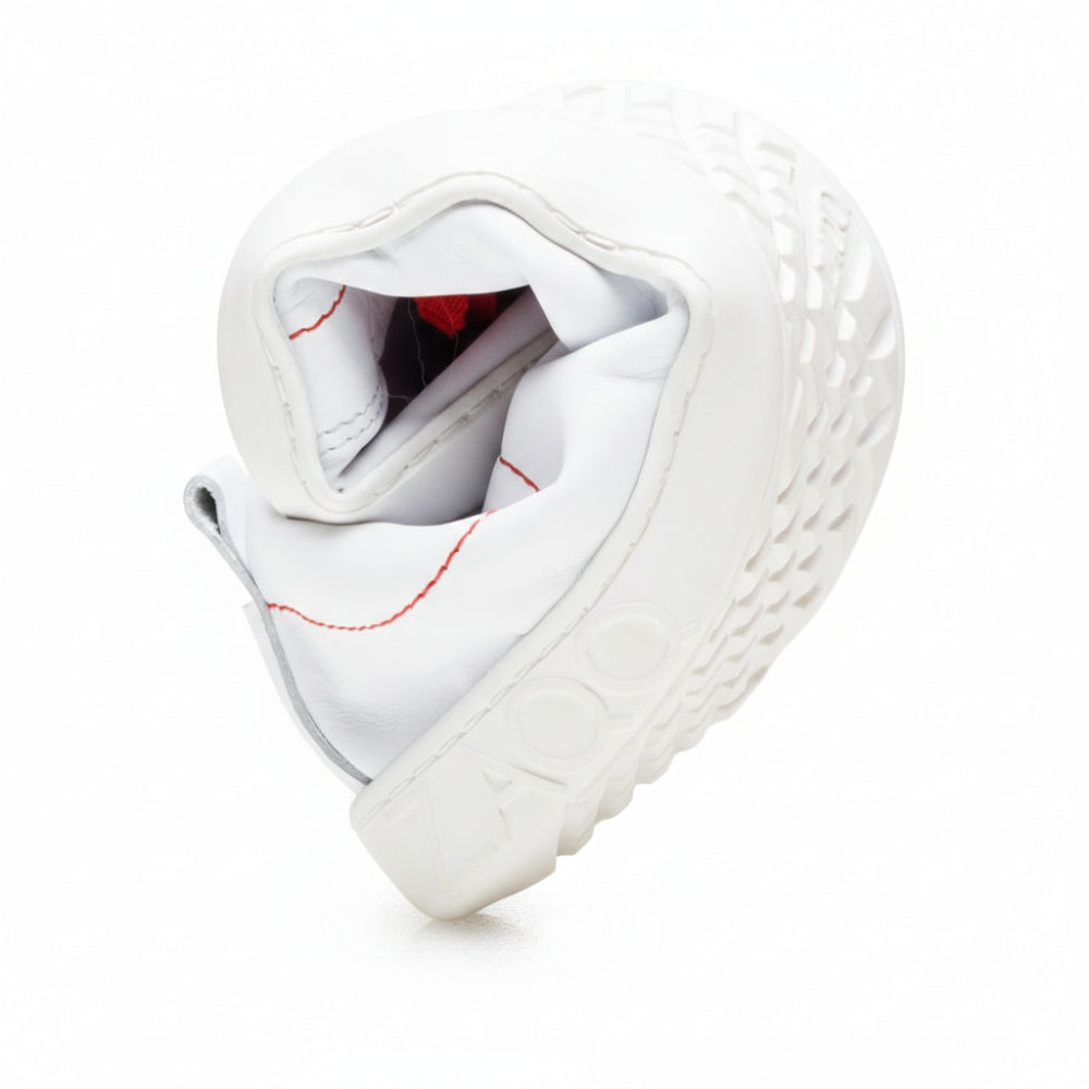 Der STIQ White Barfußschuh von ZAQQ ist aus glattem Nappaleder gefertigt und zeigt ein Spiraldesign mit grauen Schuppen. Das Wort ZAQQ ist eingeprägt und rote Nähte säumen den Innenteil, was ihm ein kunstvolles, skulpturales Aussehen verleiht.