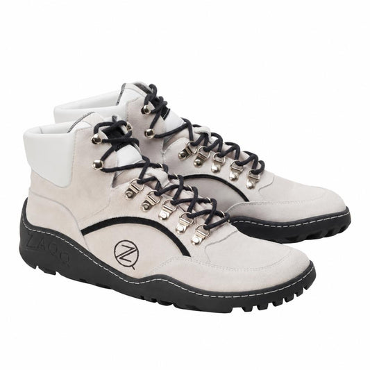Wir präsentieren die TERRAQ Beige Waterproof Sneaker von ZAQQ: Diese stylischen High-Top-Schuhe sind aus Veloursleder in Beige mit schwarzen Akzenten und Schnürsenkeln mit silbernen Ösen gefertigt. Sie verfügen über eine dicke, strukturierte schwarze Sohle und sind mit dem markanten „Z“-Logo an der Seite versehen, was für eine Outdoorschuh-Ästhetik sorgt.