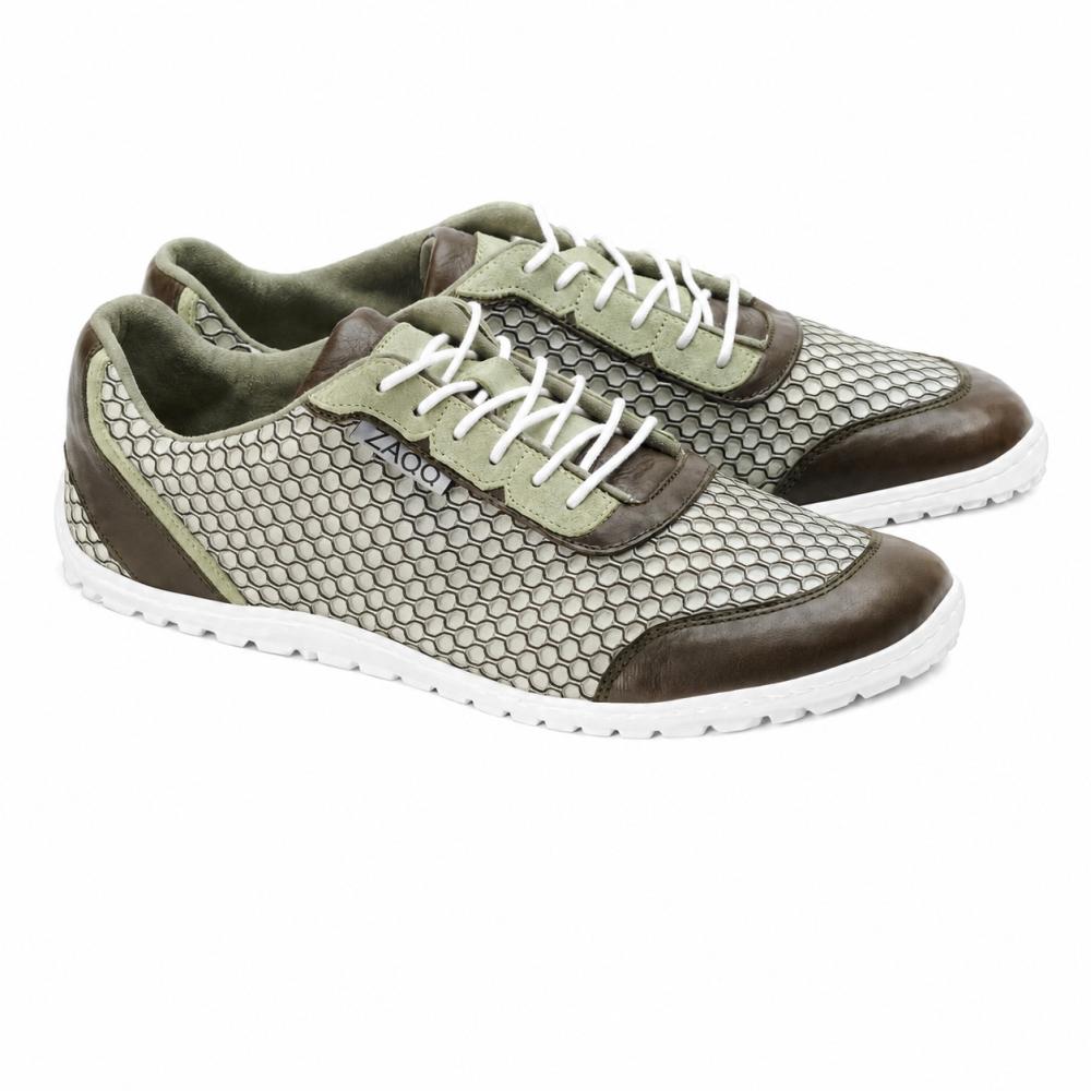 A ZAQQ TOQIO Light Green Sneaker zöld és barna árnyalatú méhsejtes mintával rendelkezik, fehér cipőfűzőkkel és barna gumitalppal kiegészítve, és könnyedén ötvözi a sportos és stílusos elemeket. Légáteresztő anyaga egész napos kényelmet biztosít.