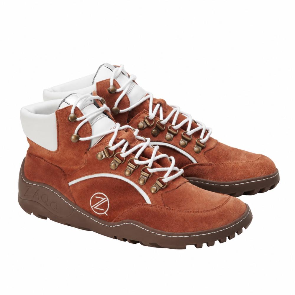 Bemutatjuk a ZAQQ TREQ Cognac Waterproof modellt: Ezek a barna velúrból készült túracipők stílusos fehér akcentusokkal és fűzőkkel, valamint masszív barna talppal vannak ellátva, és kültéri kalandokra lettek tervezve. A fém fűzőlyukakkal és az oldalán található dekoratív logóval ezek a kültéri cipők funkcionalitást és stílust kínálnak. A párnázott szár kényelmet biztosít, míg a masszív profil minden terepen megbízható tapadást nyújt.