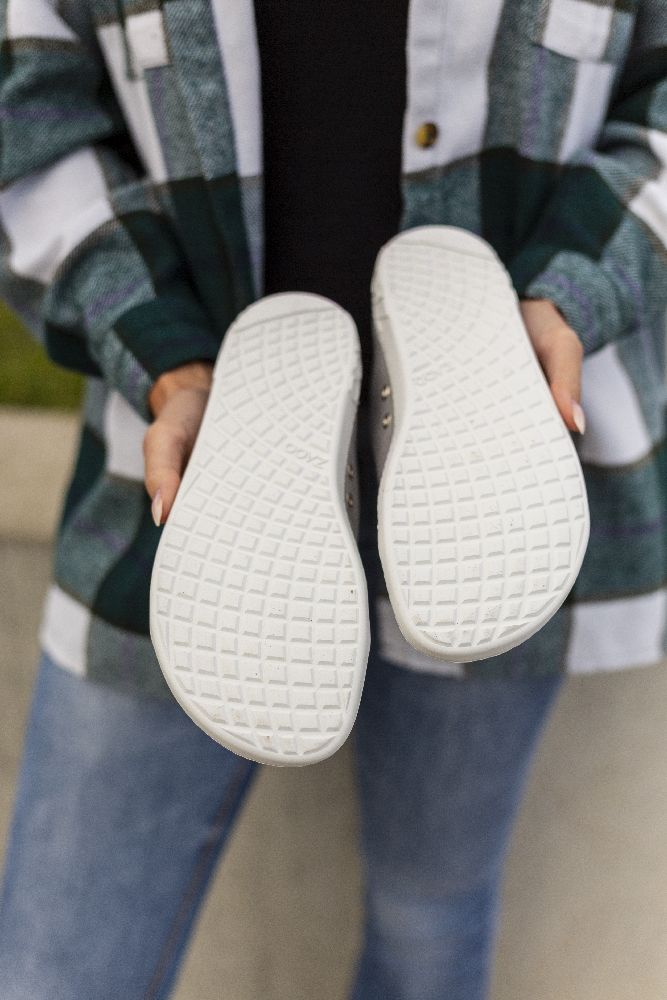 Chuqqs alacsony szürke