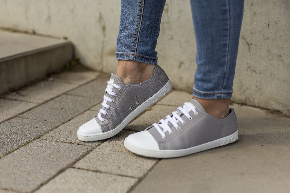 Chuqqs alacsony szürke