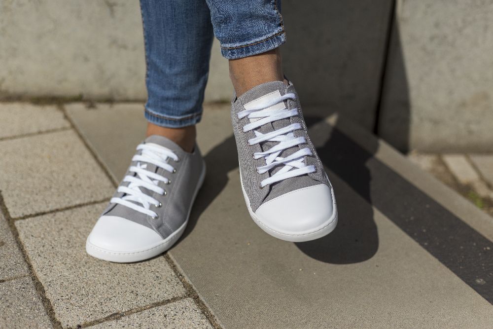 Chuqqs alacsony szürke