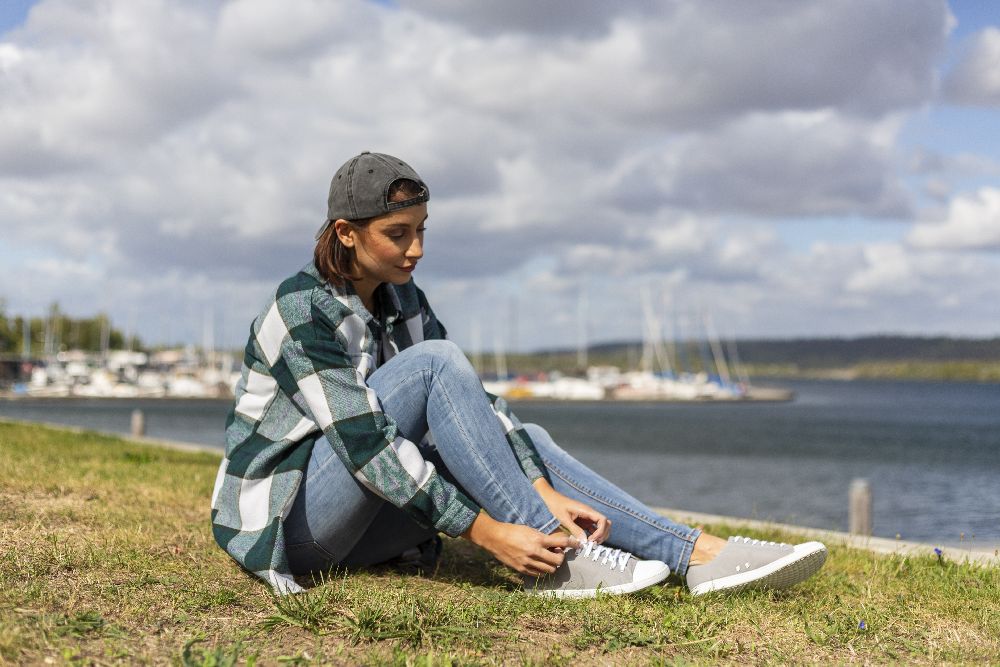 Chuqqs alacsony szürke