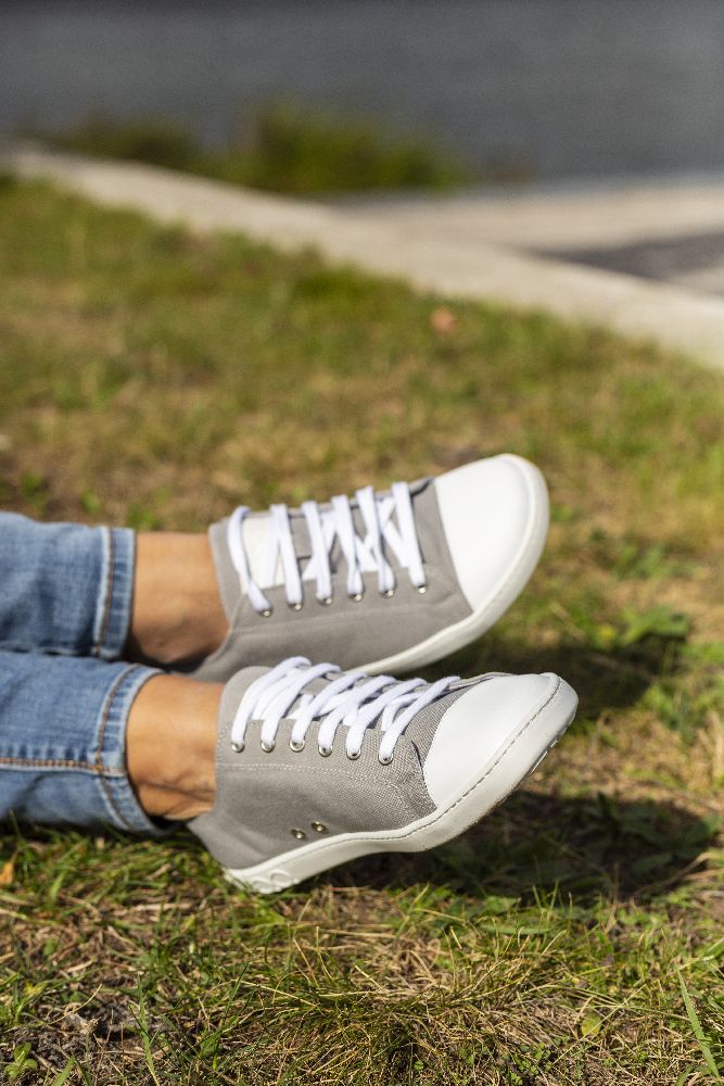 Chuqqs alacsony szürke