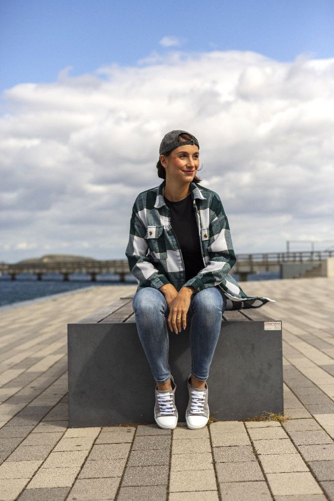 Chuqqs alacsony szürke