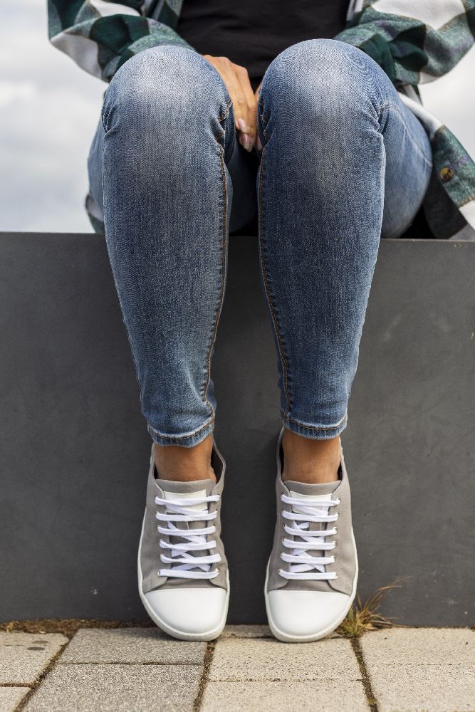 Chuqqs alacsony szürke