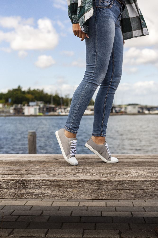 Chuqqs alacsony szürke