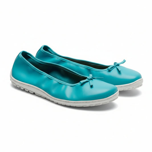 Die ZAQQ SUQAR Capri Ballerinas mit türkisem Nappaleder außen und weißer Barfuß-Sneakersohle sorgen für maximalen Tragekomfort. Mit zarten Schleifen an den Zehen und einem glatten Finish bieten diese Schuhe eine schicke und gemütliche Ästhetik.